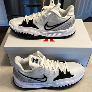 BRAND NEW NEVER WORN Nike Kyrie Low IV